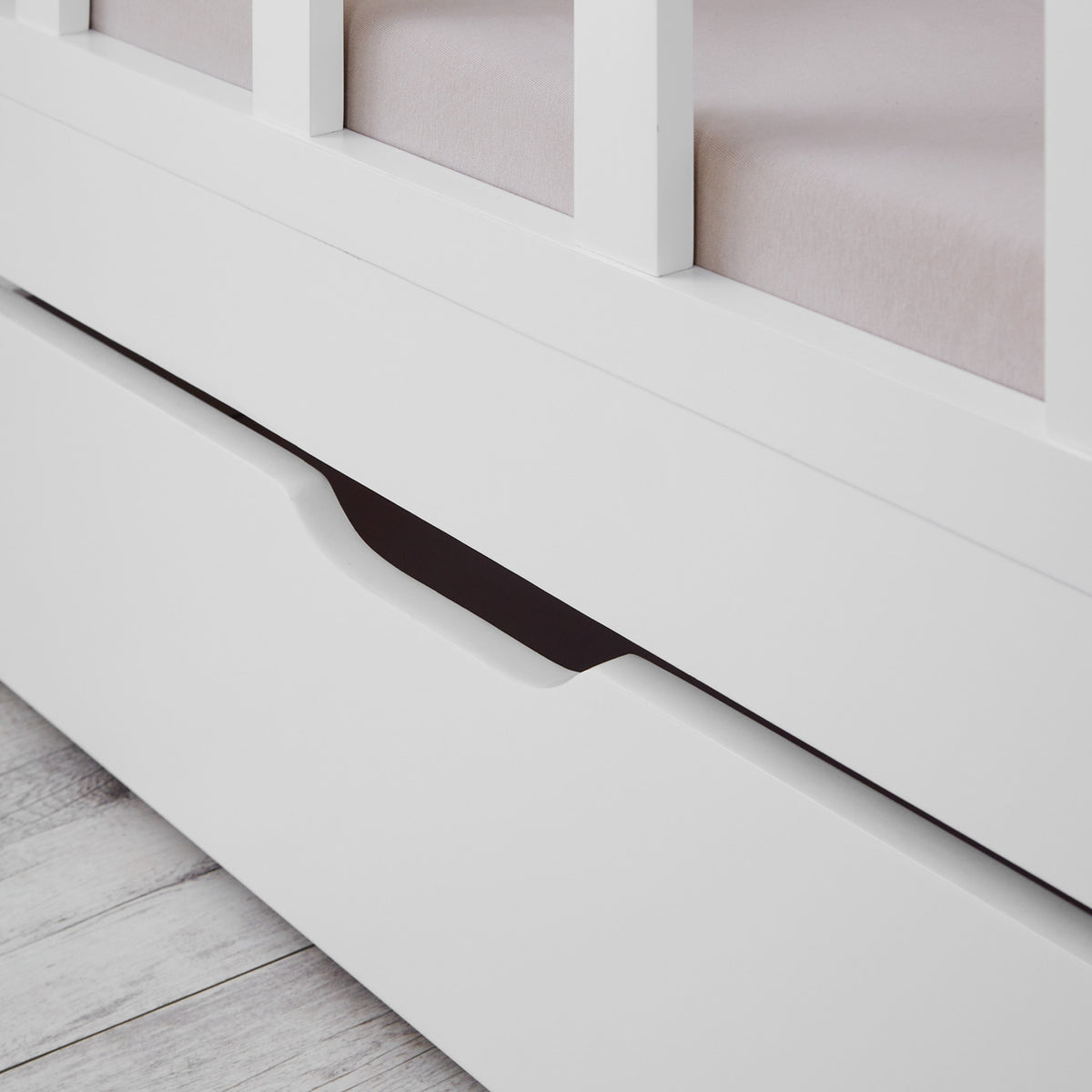Kinderbett 90x200 cm Weiss | Hausbett mit Rausfallschutz und Bettkasten | Montessori mit Lattenrost |
