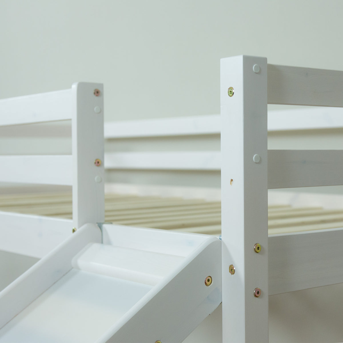 Hochbett Kinder 90x200 cm Weiss mit Vorhang in Blau | Turm | Rutsche | mit Lattenrost