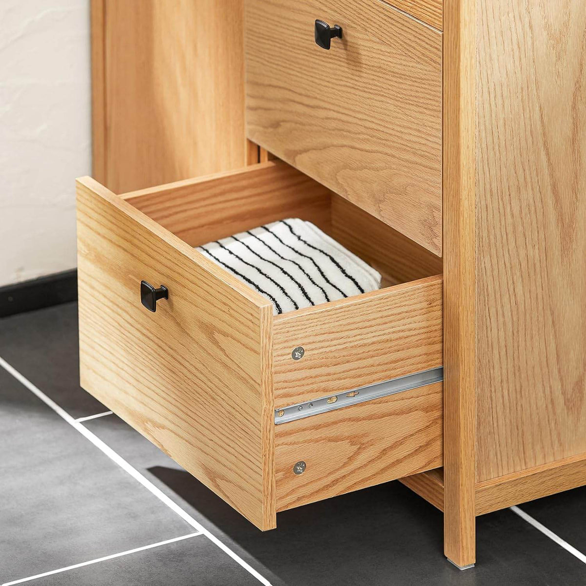 Wäscheschrank mit ausklappbarem Wäschesack | Badschrank | Wäschekorb | Natur | BZR97-N - Palo24