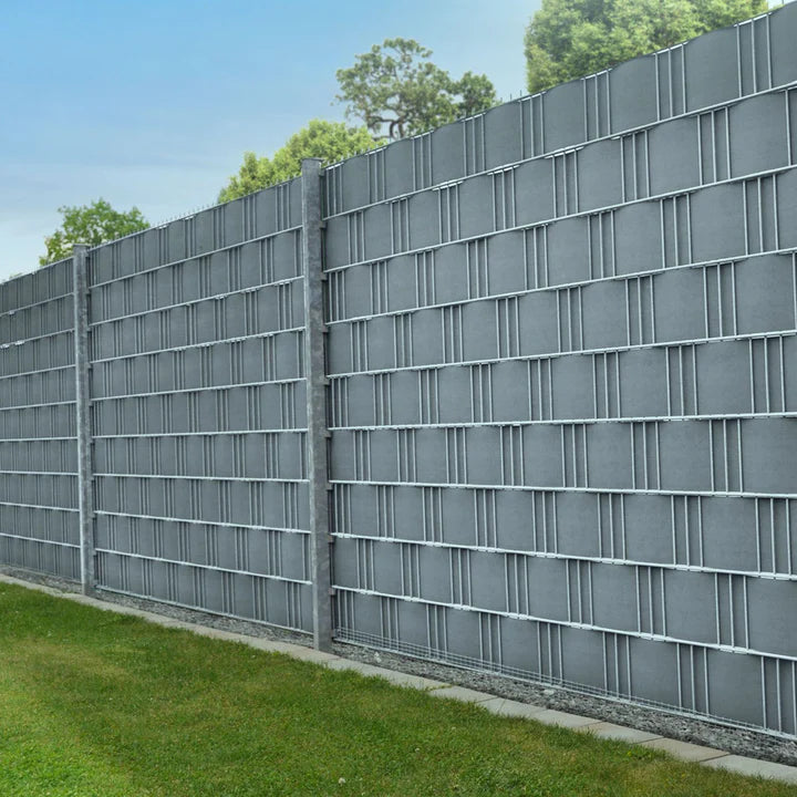 Panneau de clôture à bande d'intimité en PVC gris clair